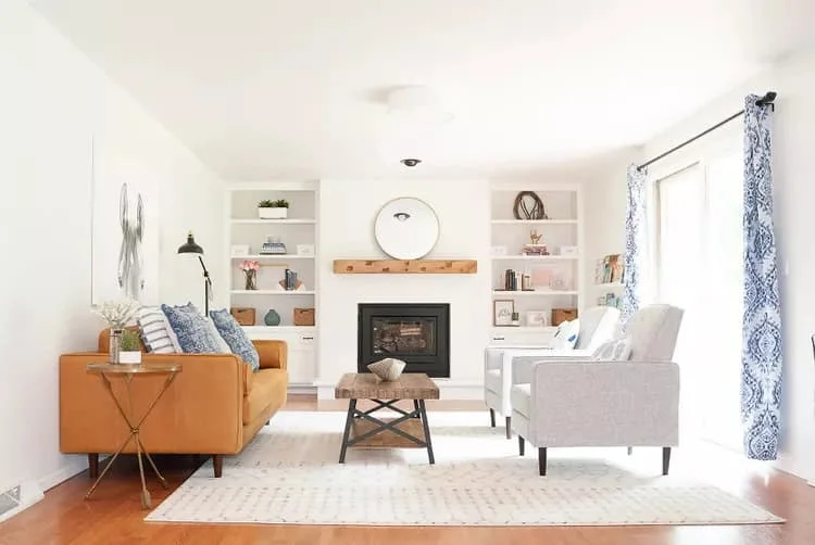 8. Estanterías blancas y llamativas