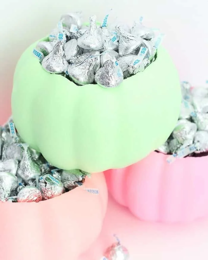 11. Tazones neón con dulces