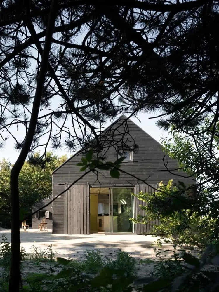 荷兰阿梅兰德的沙丘别墅由BNLA Architecten设计