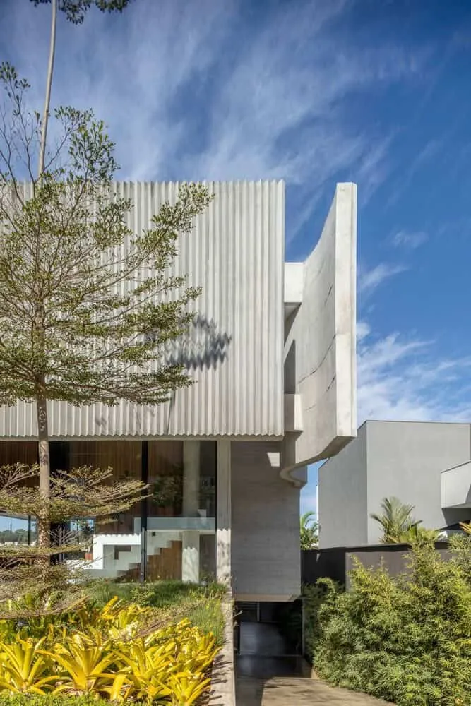 Folded House by Leo Roman in Brazil