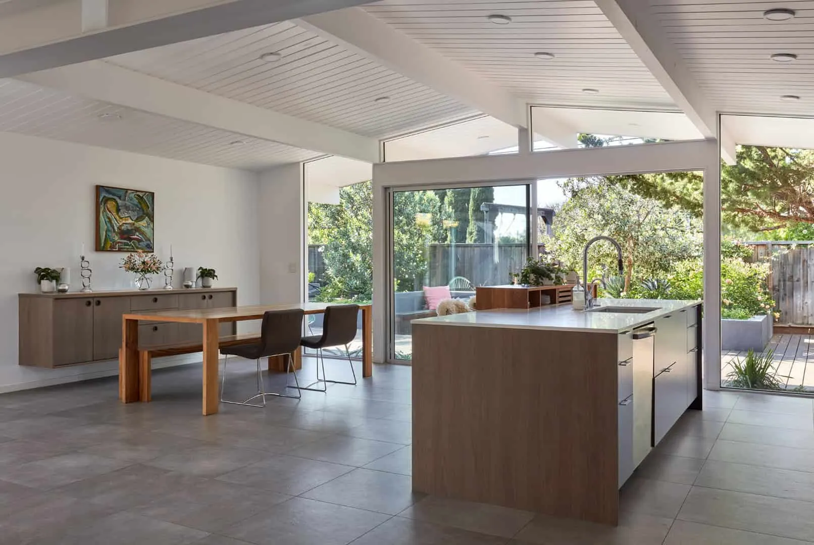 Klopf Architecture设计的Eichler大客厅：圣纳瓦尔现代中世纪风格翻新