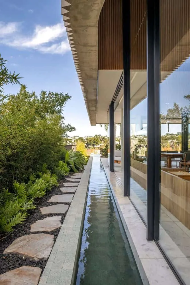 Folded House by Leo Roman in Brazil