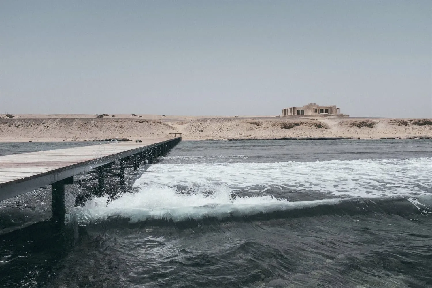 海岸边的“呼吸”之家：来自Karm Architecture Lab的可持续建筑