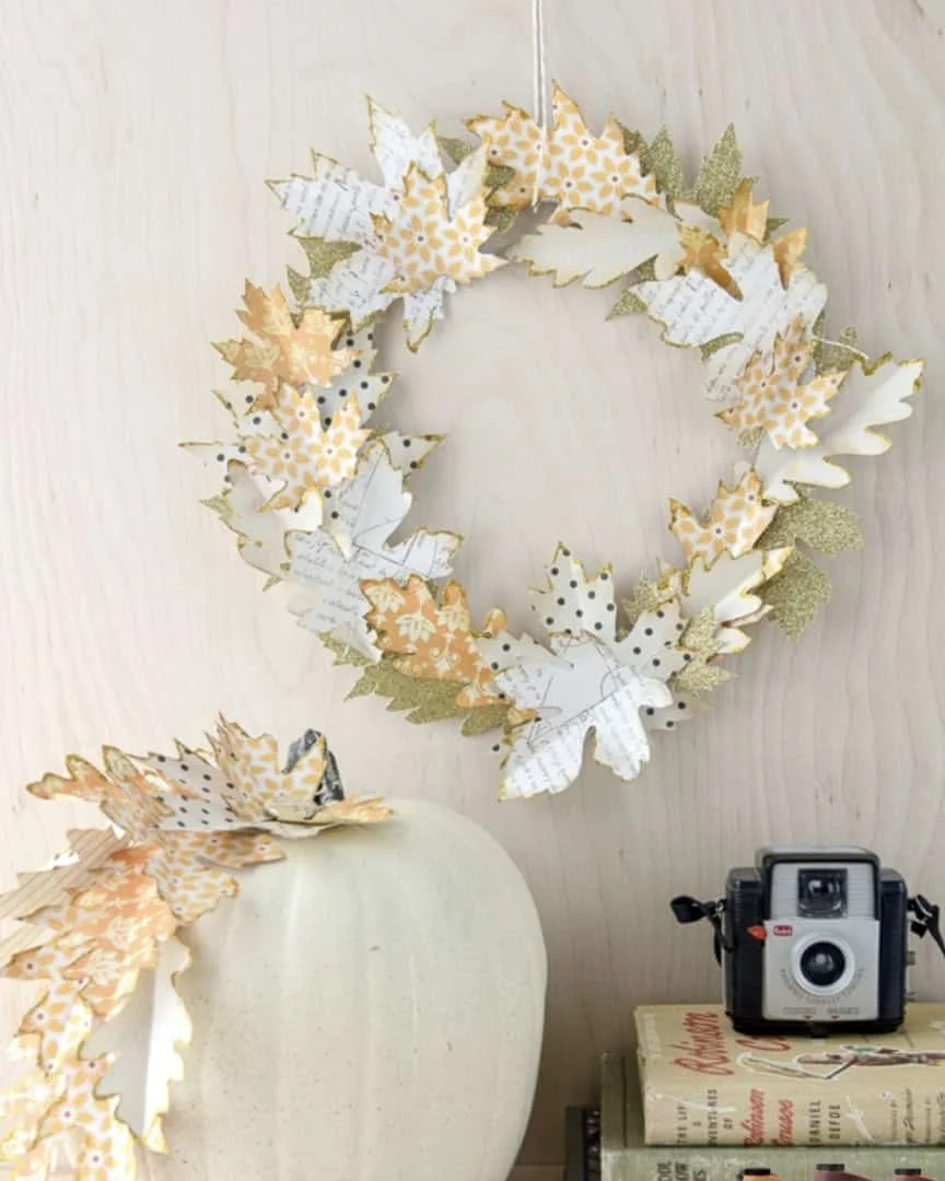 2. Ramillete de hojas de papel otoñales