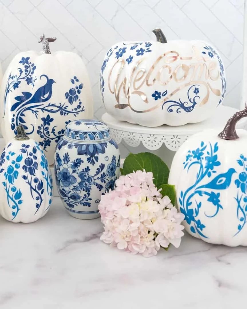 3. Calabazas con ornamentación china en tonos azules y blancos