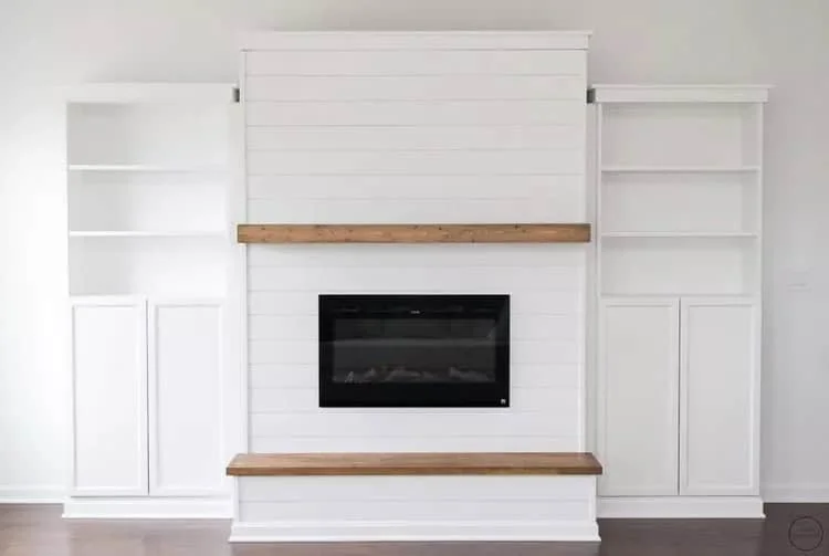 13. Chimenea eléctrica con estanterías empotradas