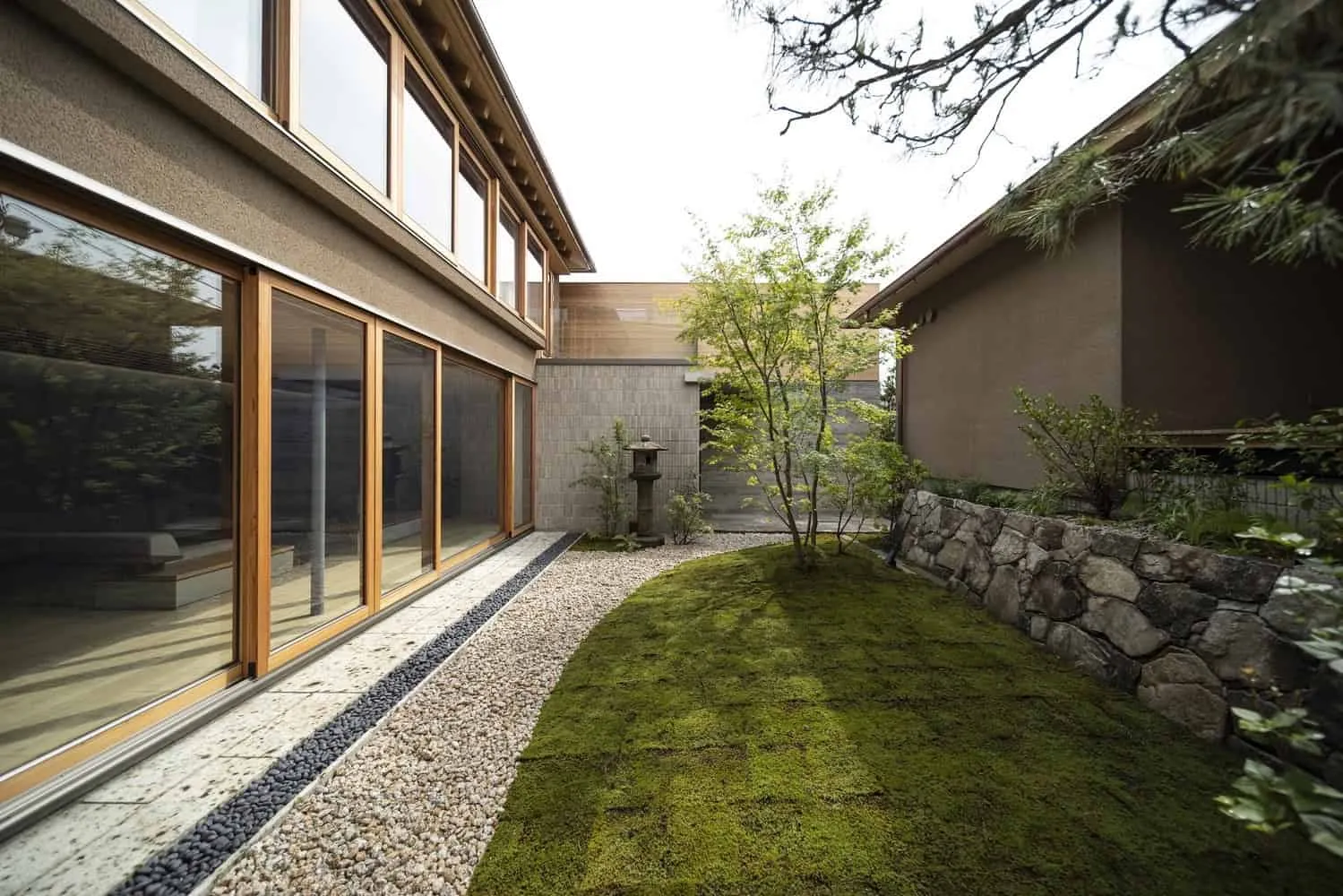 日本新物质研究实验室设计的山丘上的住宅