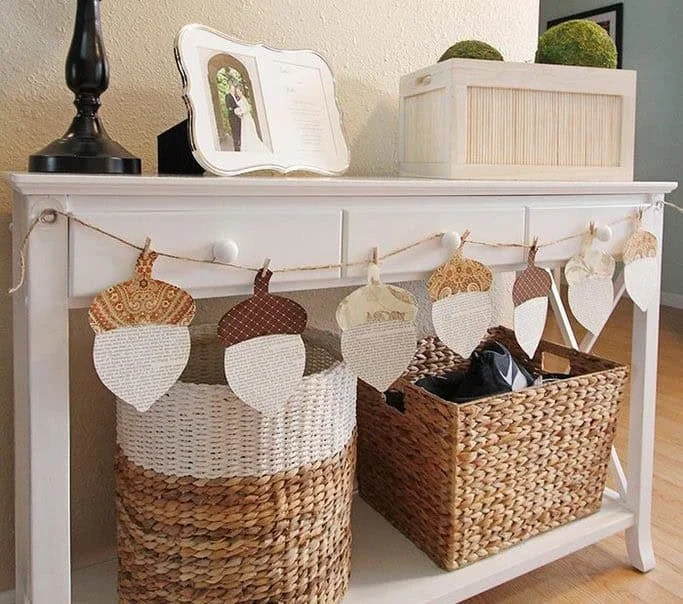 12. Guirnalda casera de bellotas