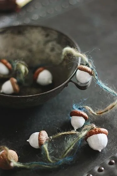 8. Guirnalda sencilla pintada hecha con nueces duras