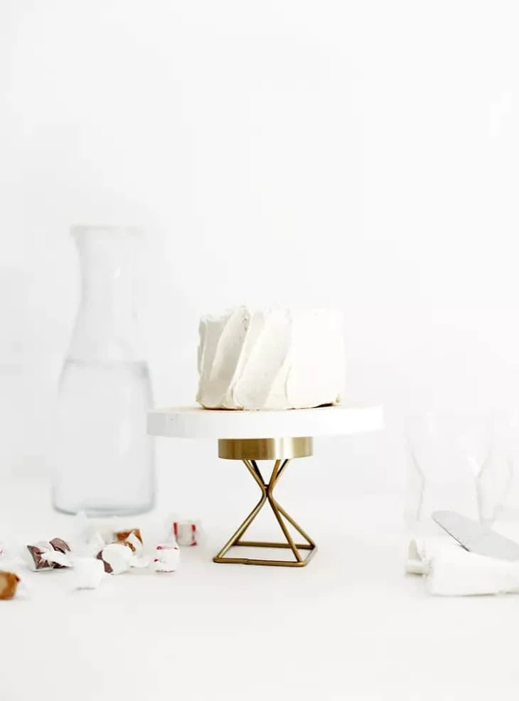 12. Plato para pasteles moderno con DIY