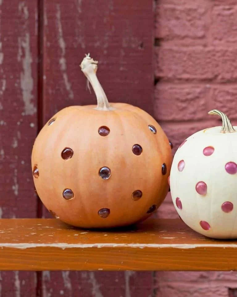 13. Idea de calabaza recortada con globos de cristal