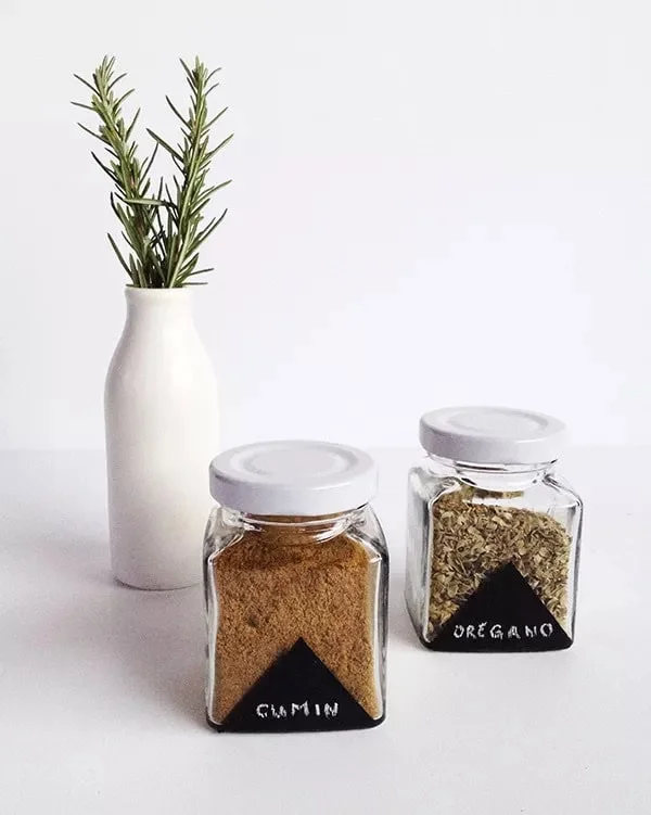 14. Frascos con tabla para especias con DIY