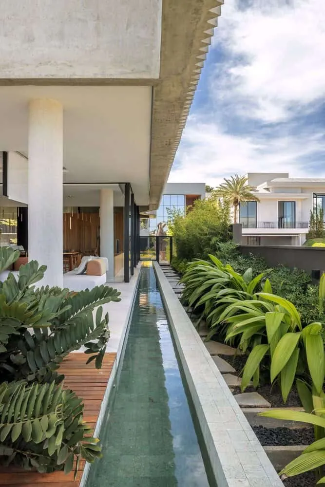 Folded House by Leo Roman in Brazil