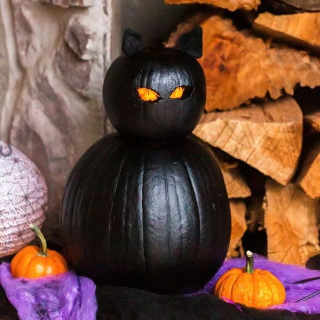 9. Calabazas con gato negro