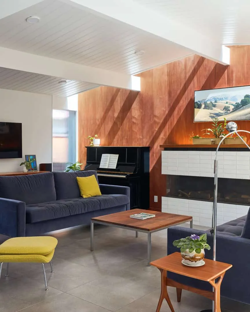 Klopf Architecture设计的Eichler大客厅：圣纳瓦尔现代中世纪风格翻新