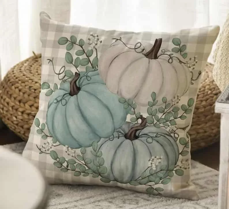 14. Almohada gris-beige con calabaza