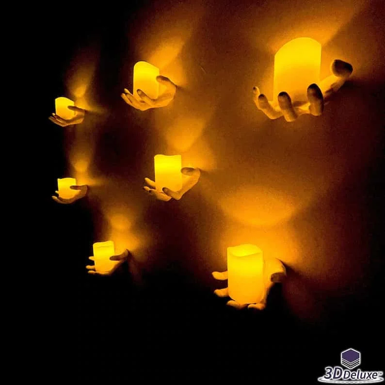 2. Manos aterradoras en la pared