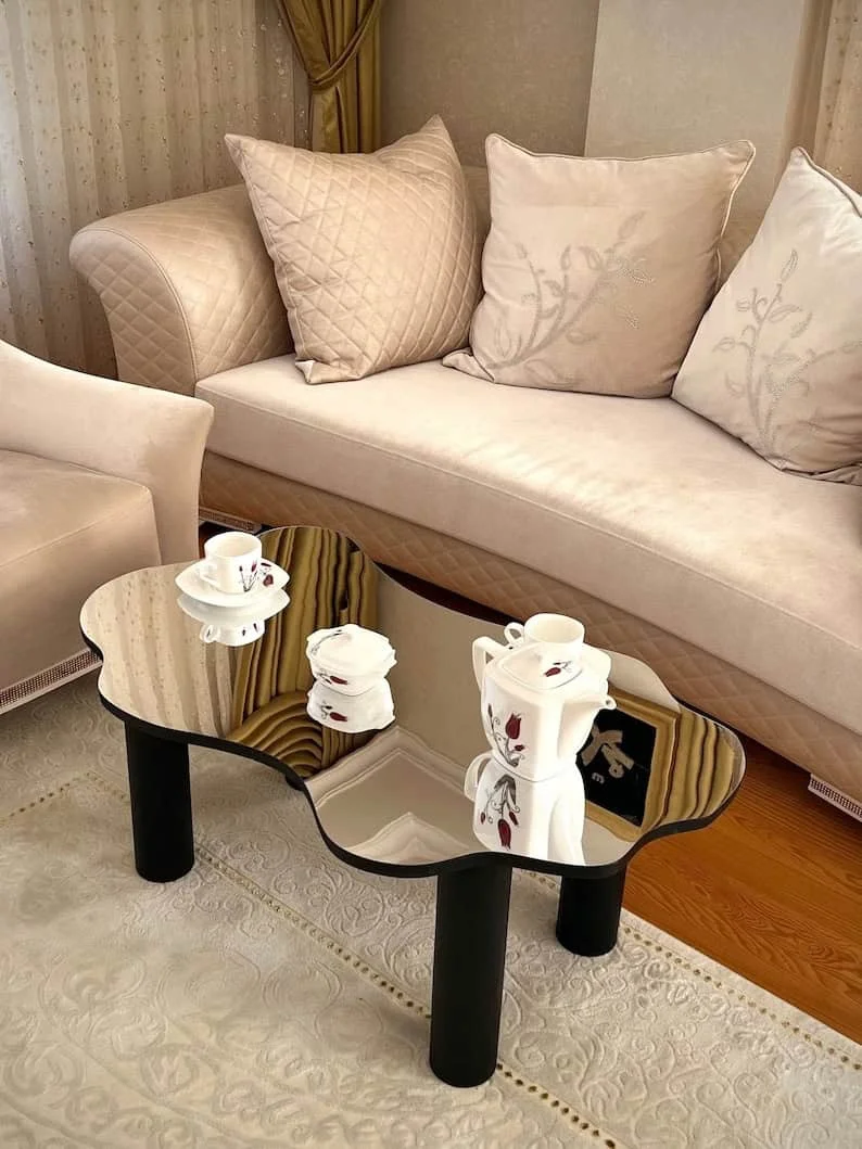 3. Mesa de té con tapa de vidrio