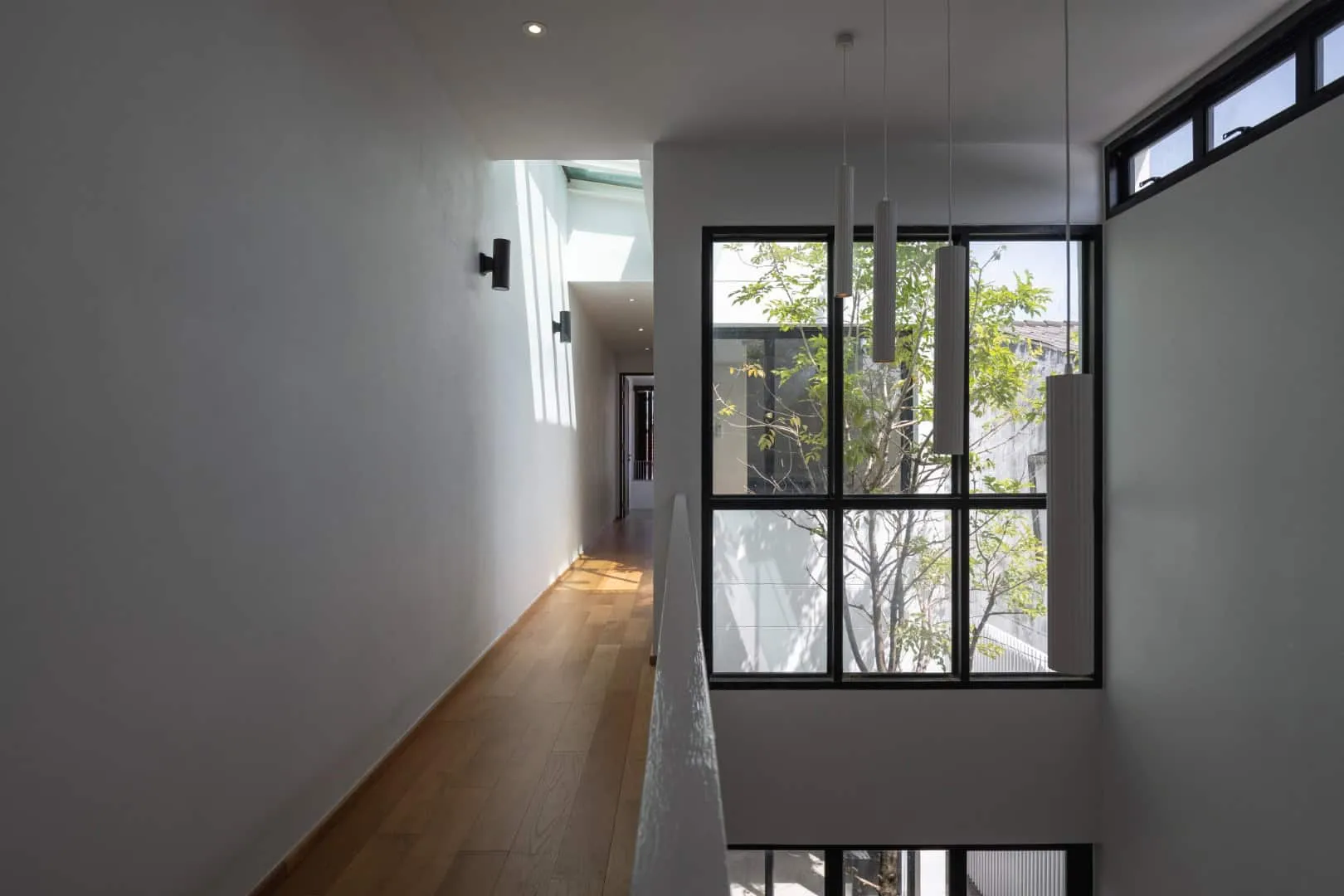 现代城市景观，高楼大厦与云天下的洁净沙滩，展现当代建筑和海滨全景。