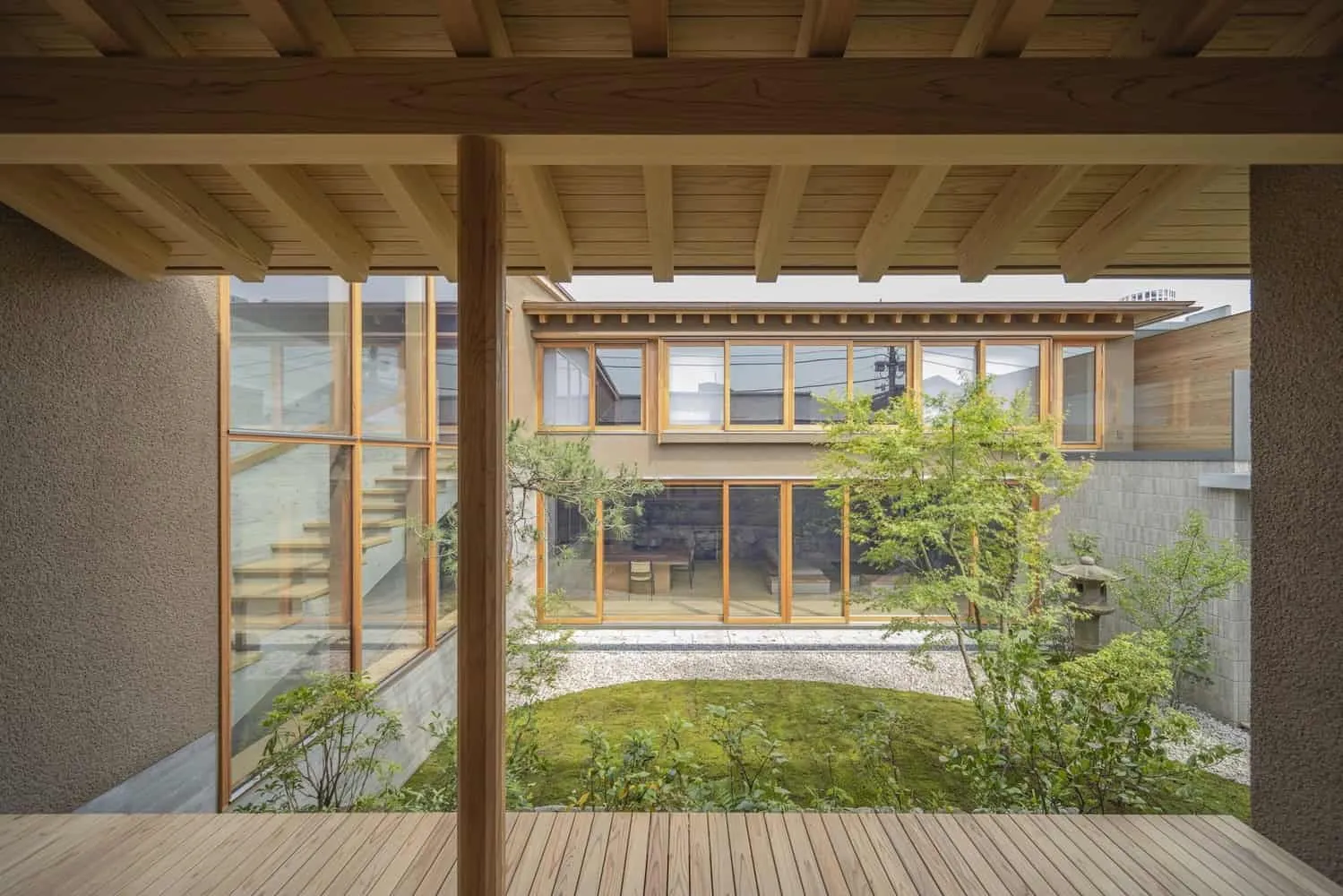 日本新物质研究实验室设计的山丘上的住宅