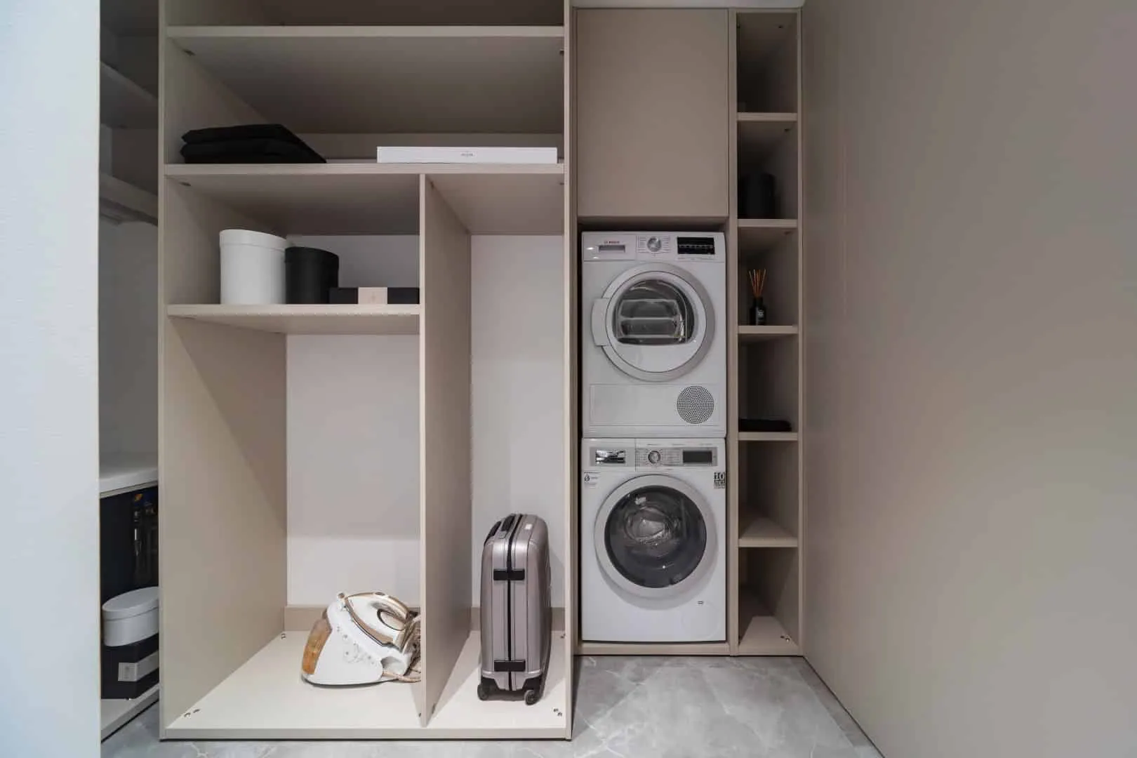 镜面柜门与线性照明的玄关