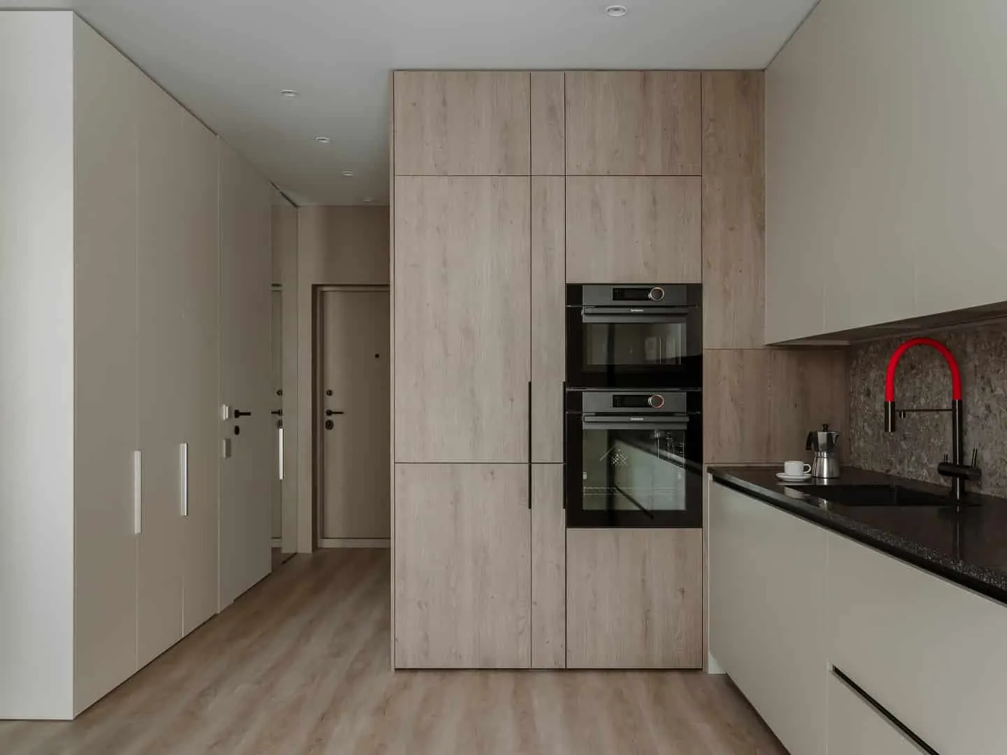 高至天花板的黑色台面厨房与内置抽油烟机