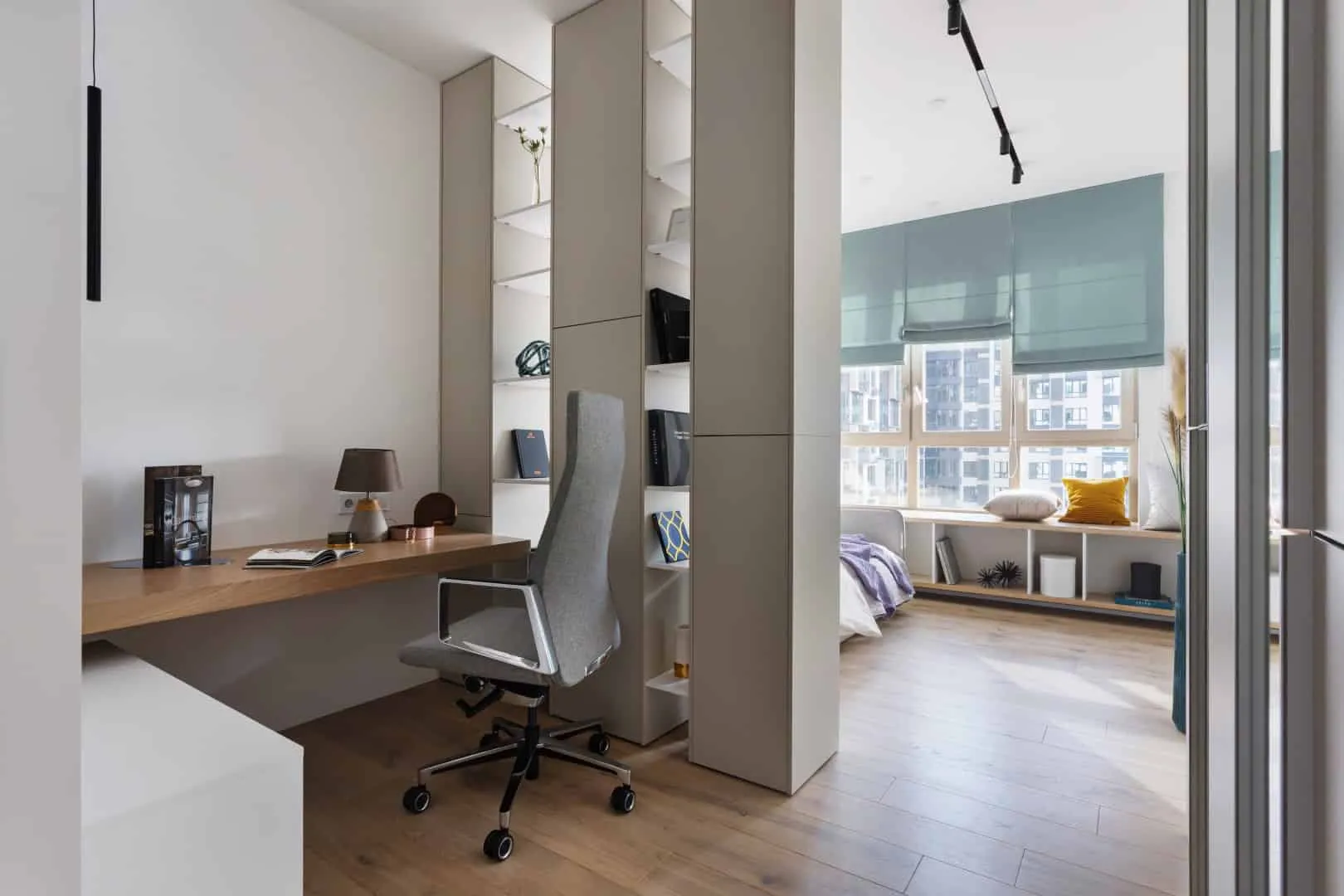 带有木质屏风与柔和灯光的主卧