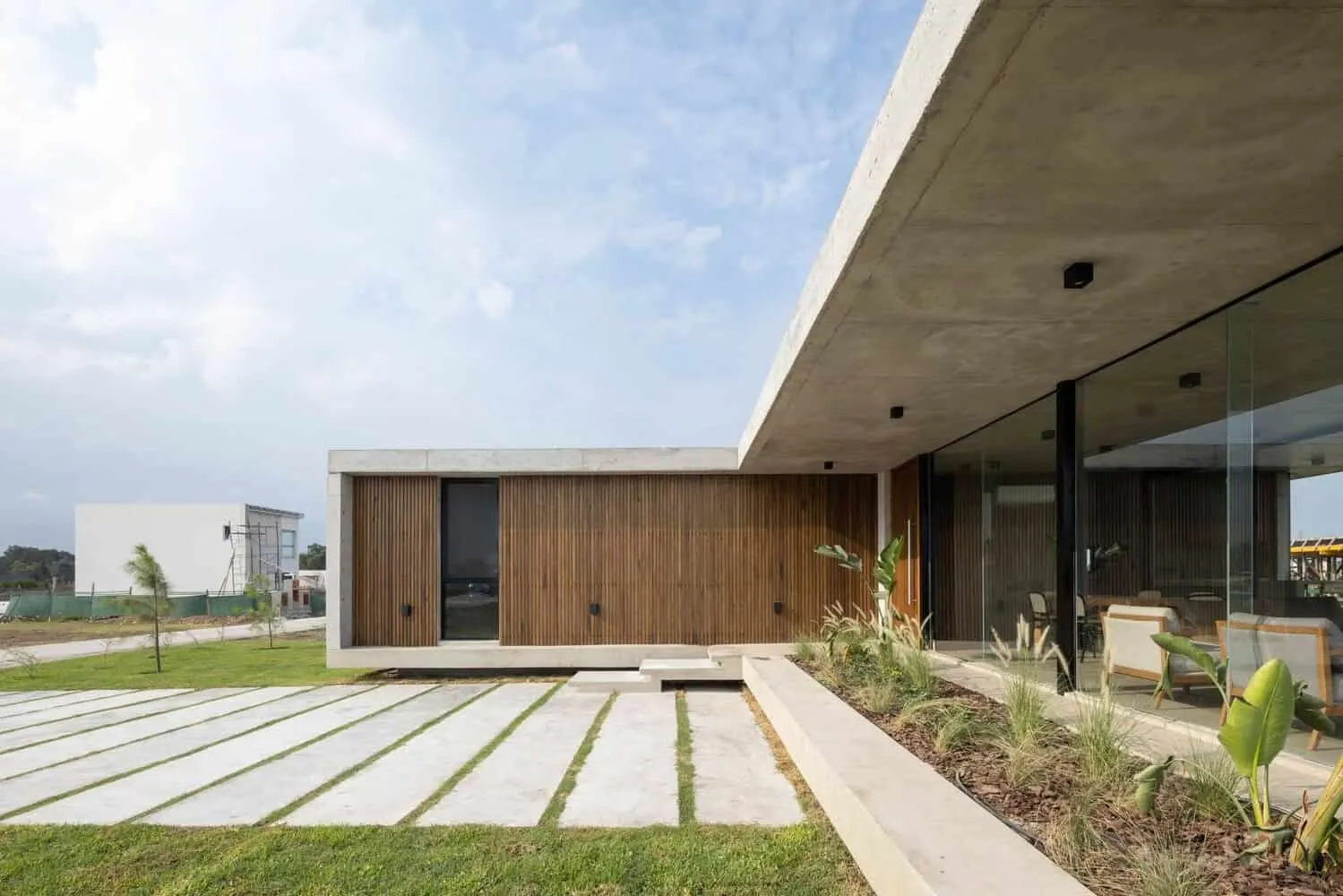 Pekin House by TIM Arquitectos: Minimalist Modern Housing in Larés