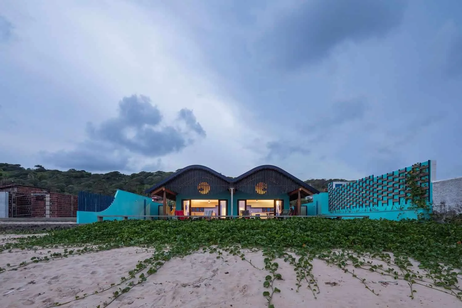 阿特利尔·丹尼尔·弗洛雷斯的河屋：造船业遗产与现代海滨生活方式相遇