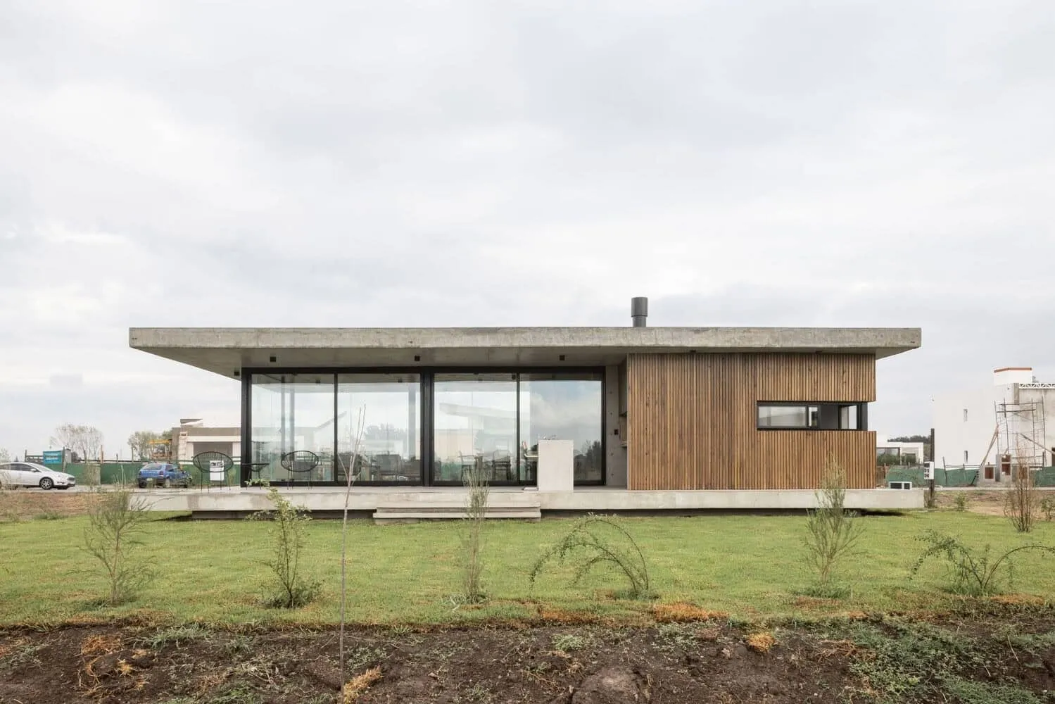 Pekin House by TIM Arquitectos: Minimalist Modern Housing in Larés