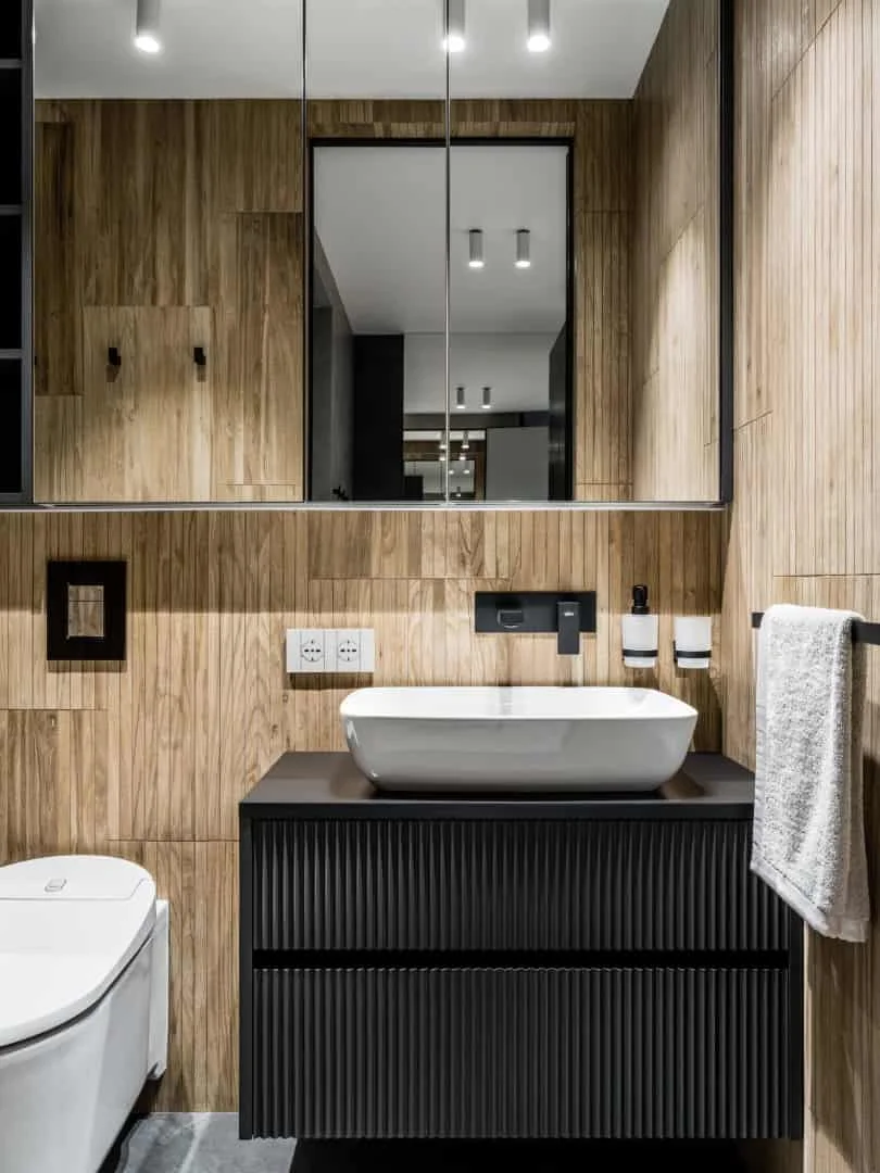 阳台客厅，配有橡木百叶窗、两把椅子和Bonaldo桌