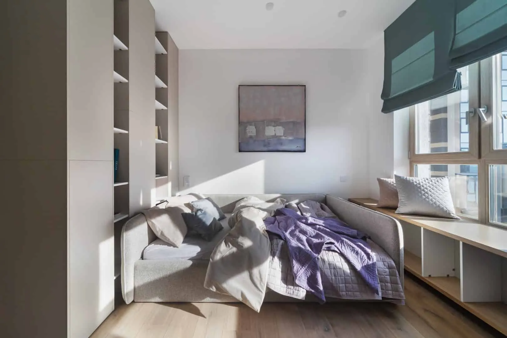 带高柜与开放式架子的洗衣区