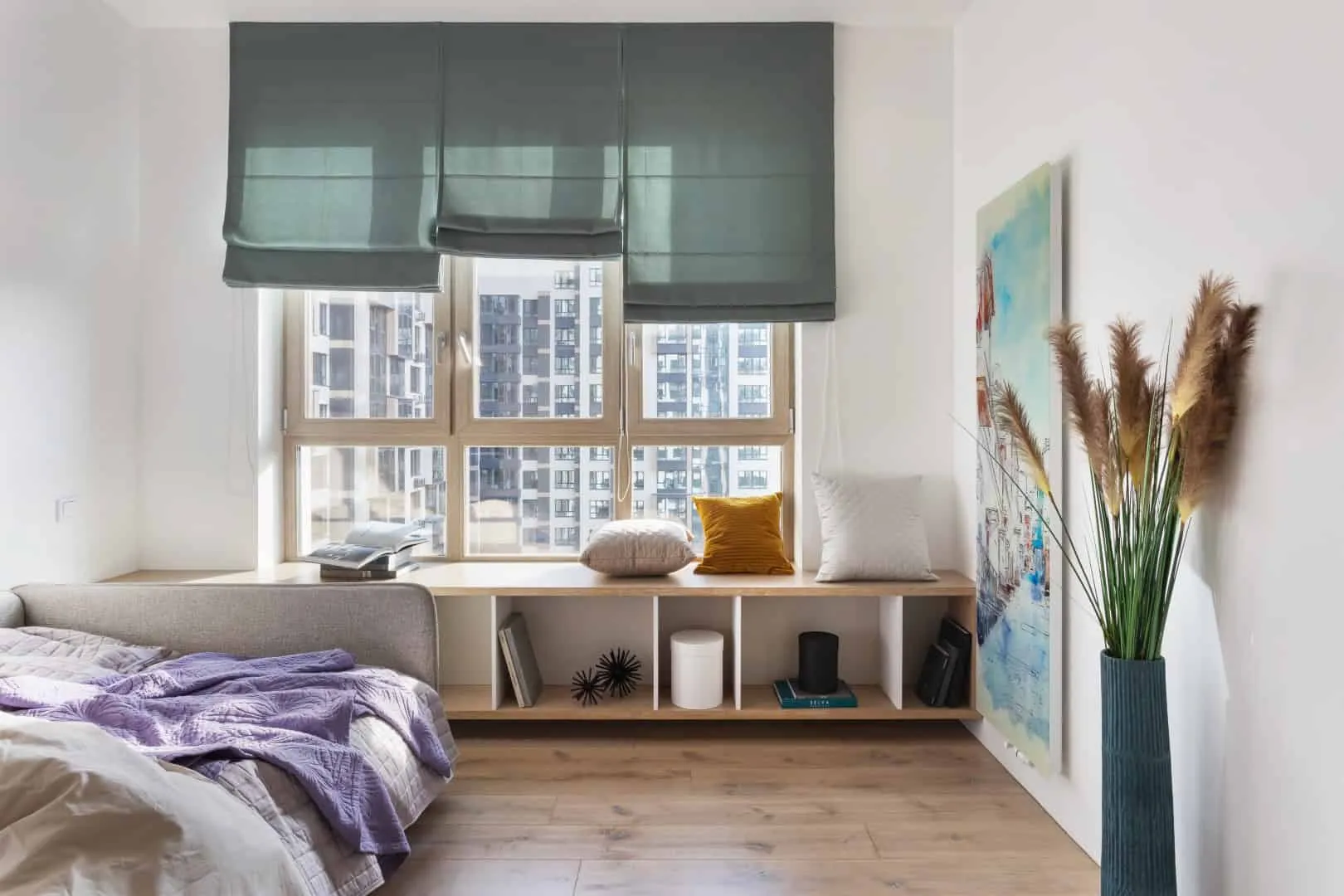 白色餐桌与装饰座椅的用餐区