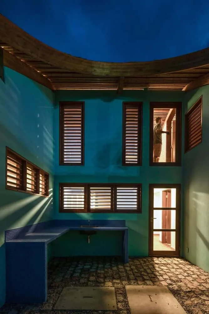 阿特利尔·丹尼尔·弗洛雷斯的河屋：造船业遗产与现代海滨生活方式相遇