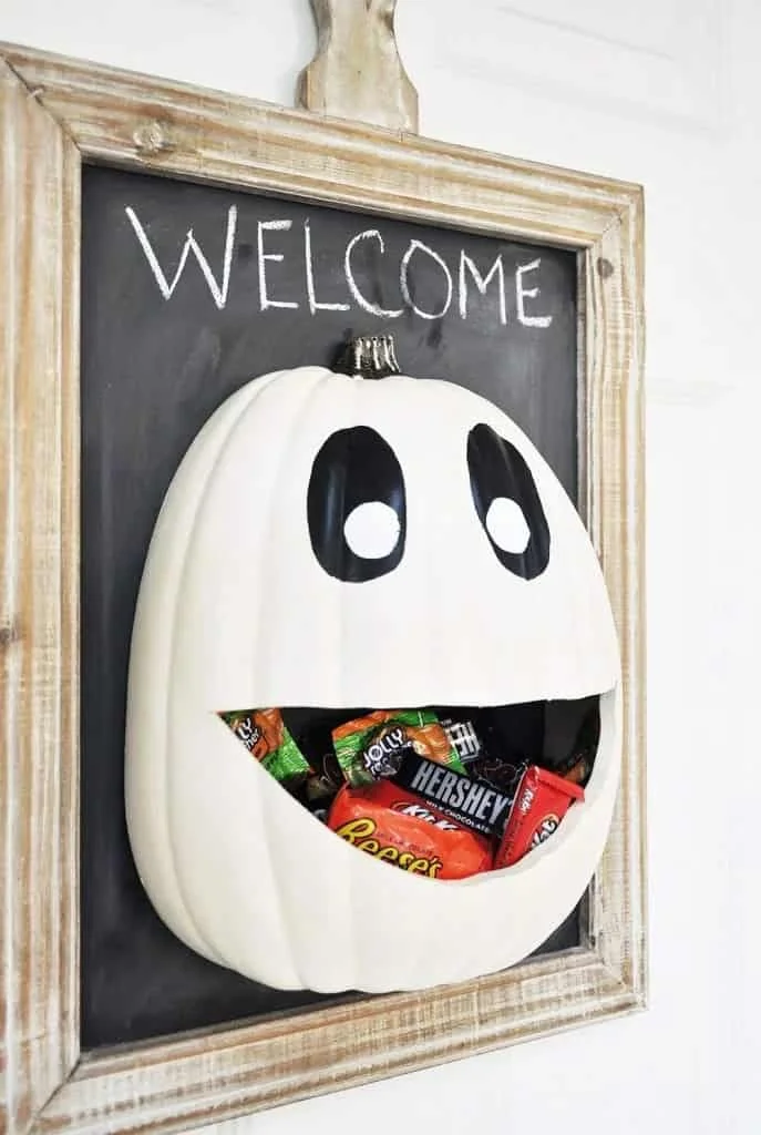 11. DIY puerta de Halloween con dulces colgantes