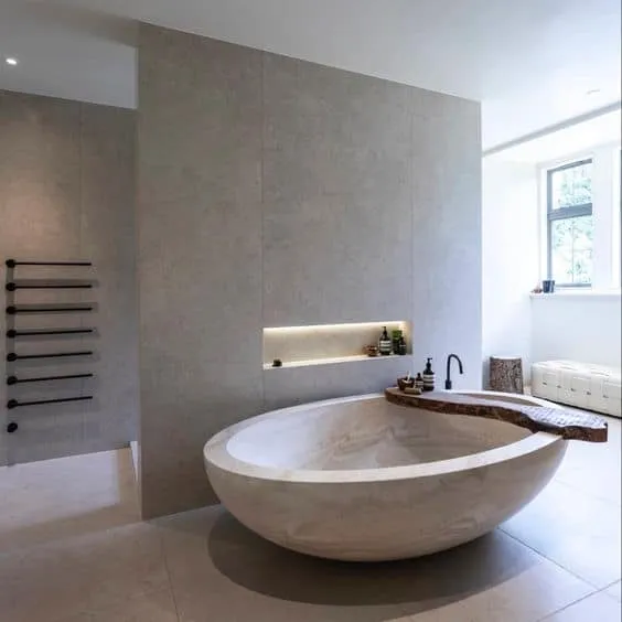 在大号灰色浴室中体验奢华