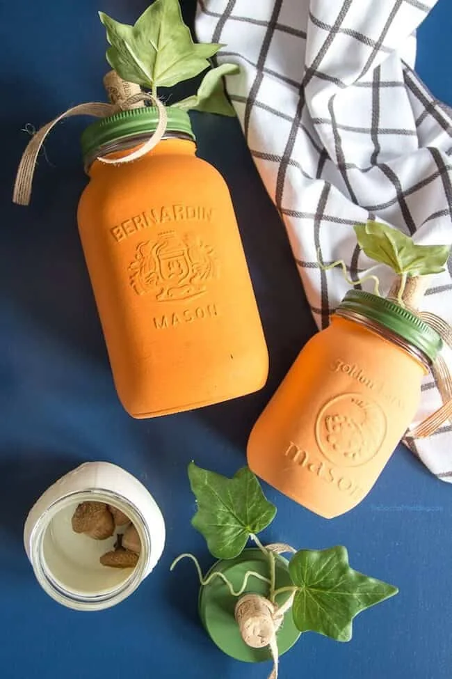 6. Frasco mason pintado DIY con calabaza