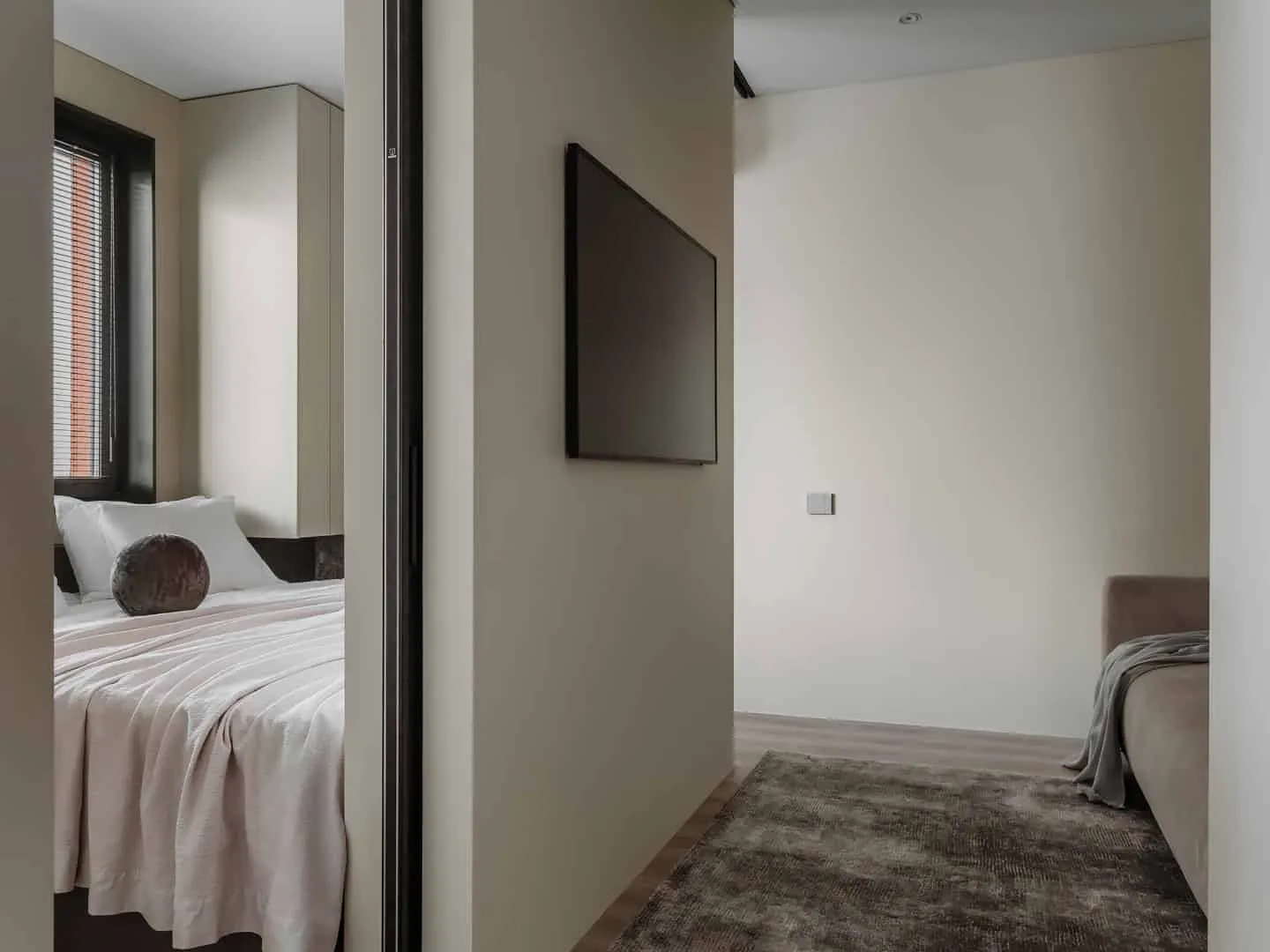 以双面衣柜为隔断的客厅