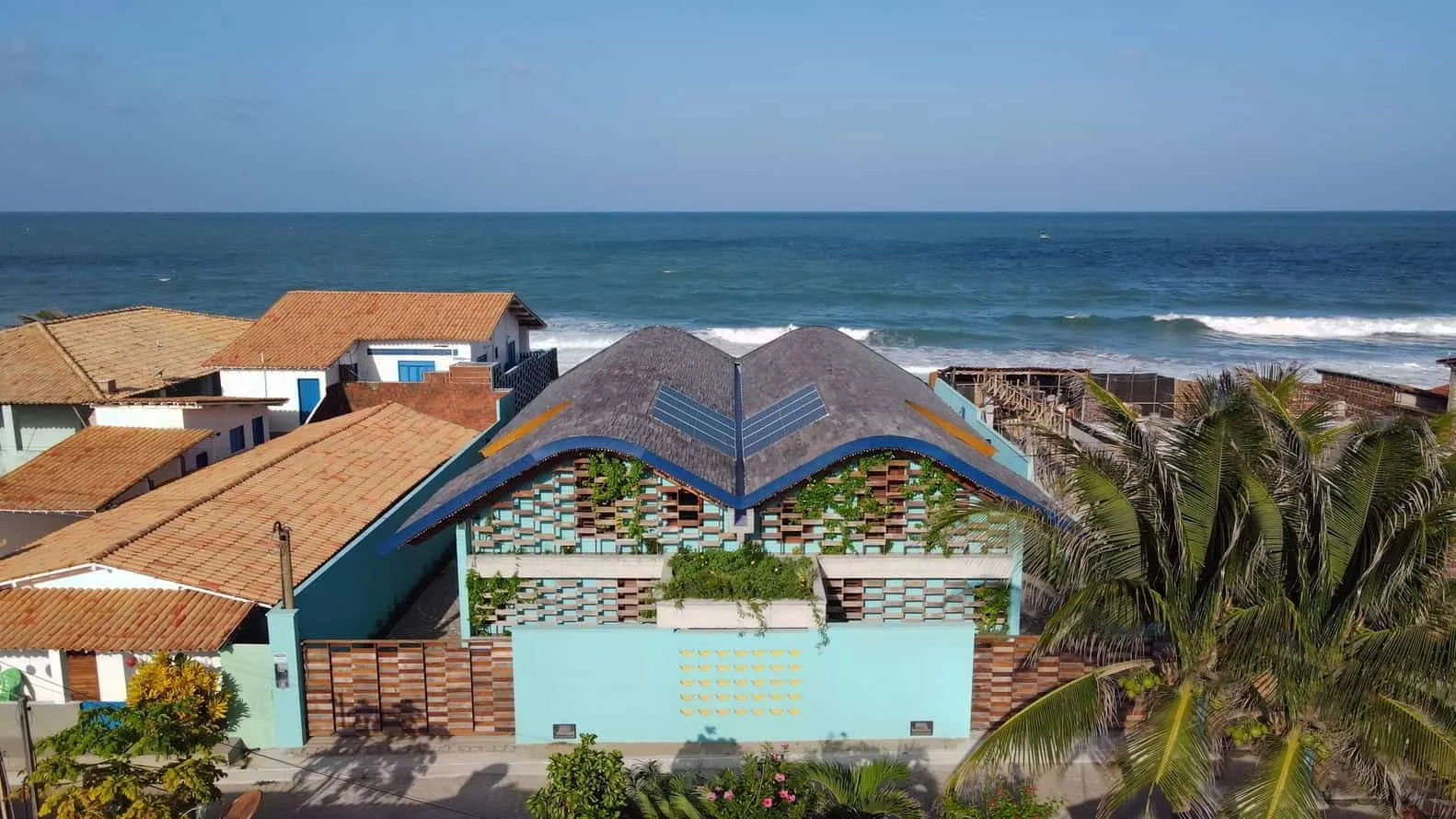 阿特利尔·丹尼尔·弗洛雷斯的河屋：造船业遗产与现代海滨生活方式相遇