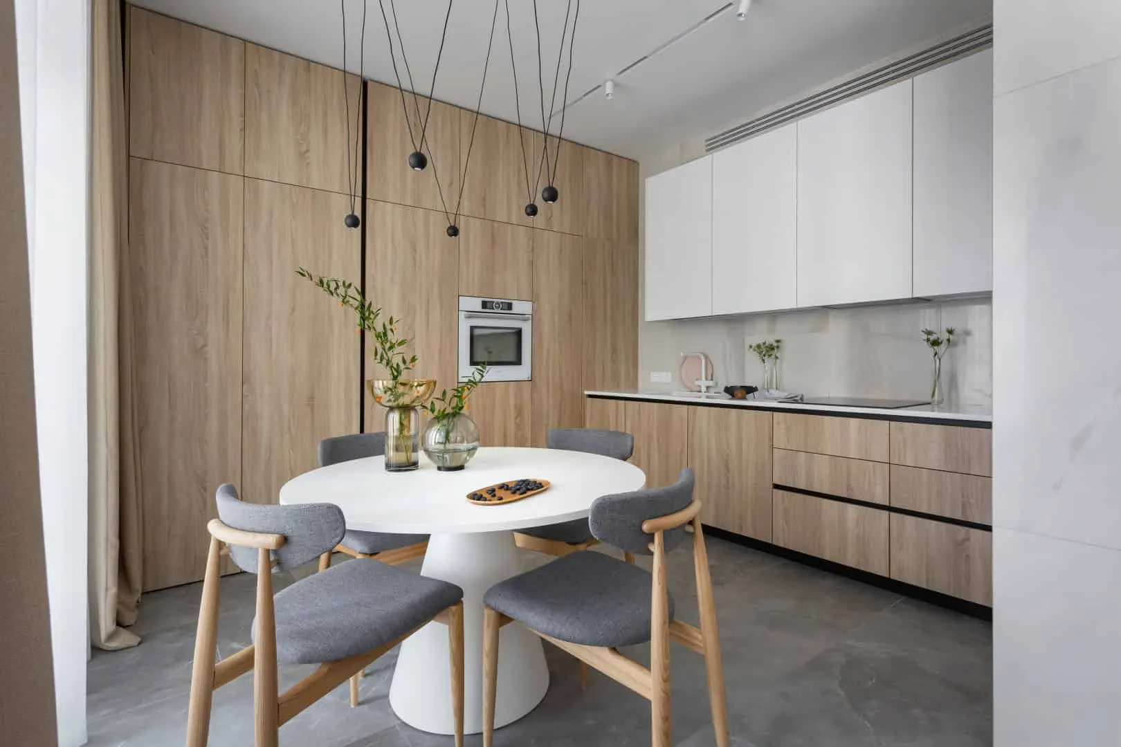 以电视视角看弯曲沙发的客厅中心布局