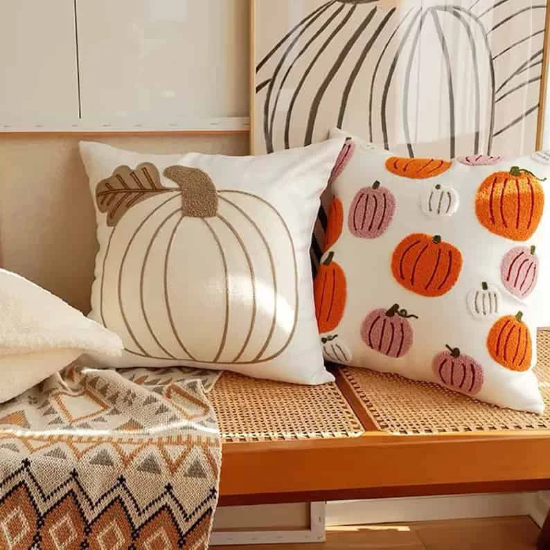3. Almohada con bordado de calabaza