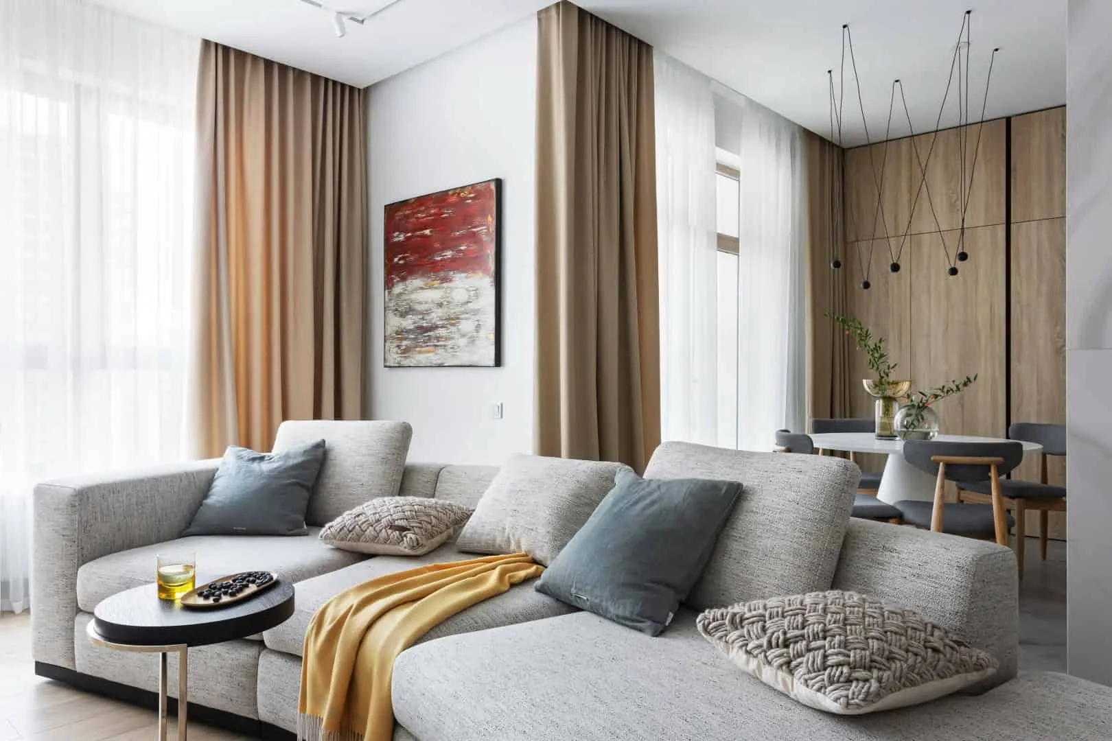 与厨房和客厅对齐的餐桌