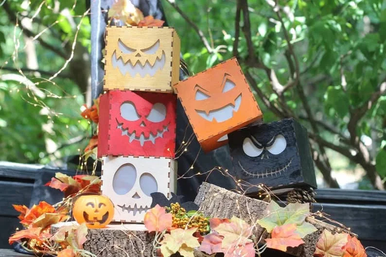 15. Calabazas de madera con decoración espeluznante
