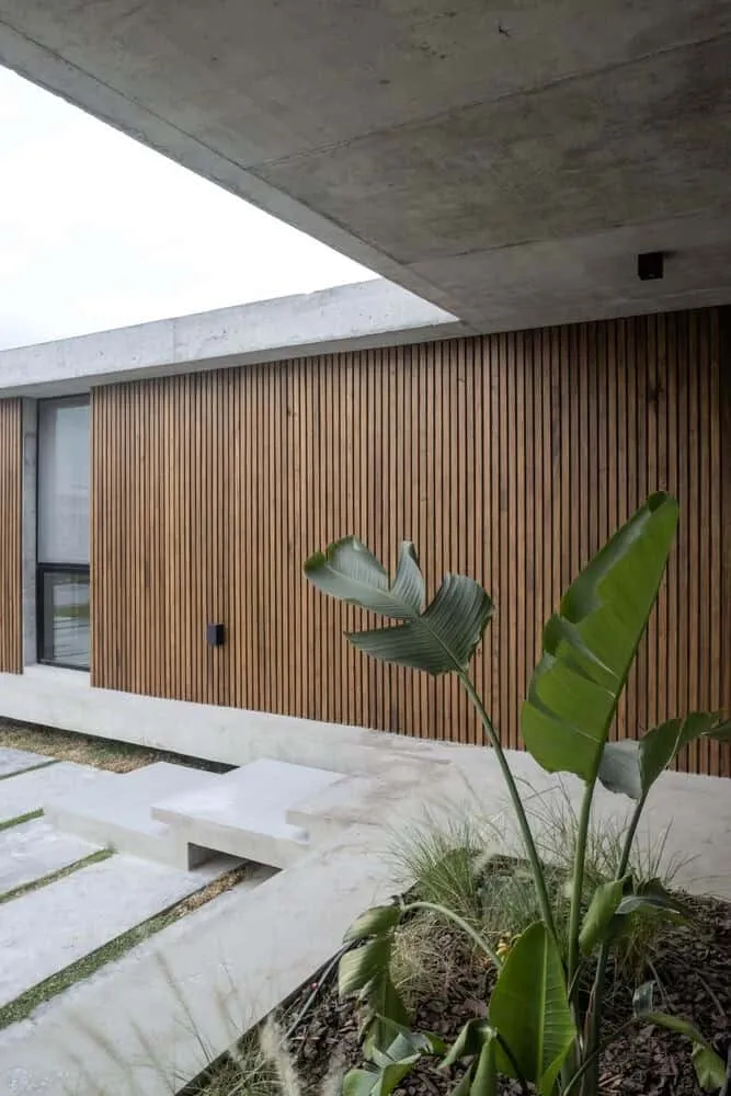 Pekin House by TIM Arquitectos: Minimalist Modern Housing in Larés