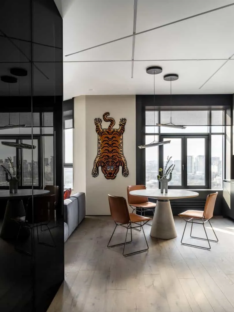 Main bathroom with monolithic bathtub and bright finishing touches