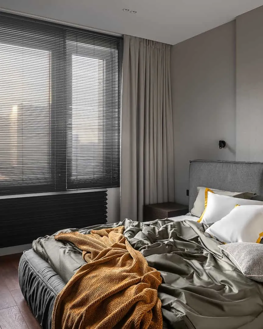 配有环保皮质椅子和金属支架的用餐区模型