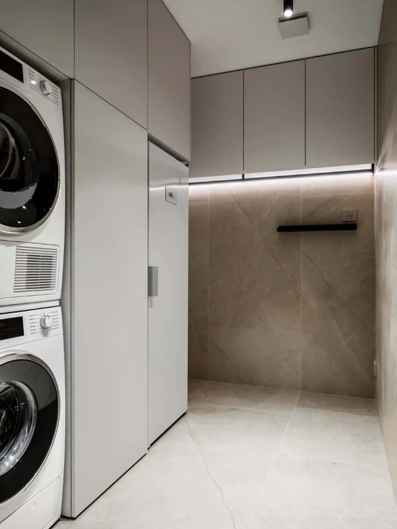 开放空间的温馨氛围，配有暖色调照明