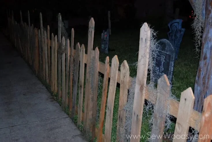 8. Valla de madera de Halloween hecha con palets
