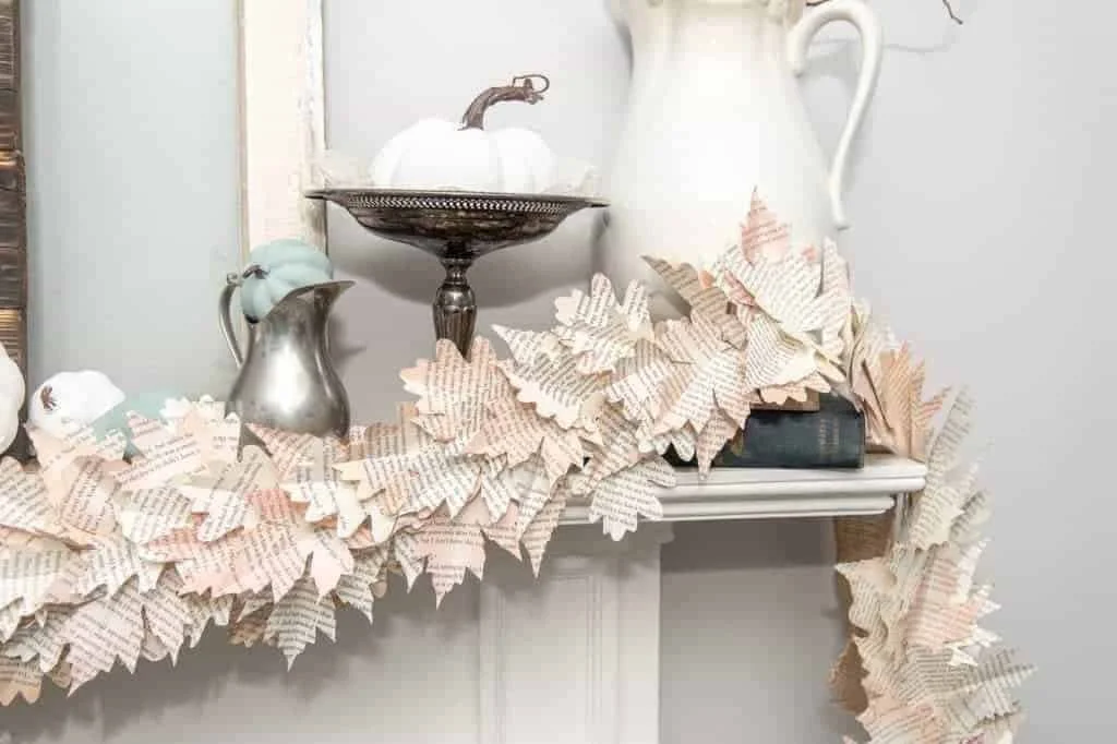 4. Guirnaldas con hojas otoñales usando libros antiguos