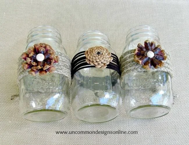 10. Frascos mason con piñas y flores